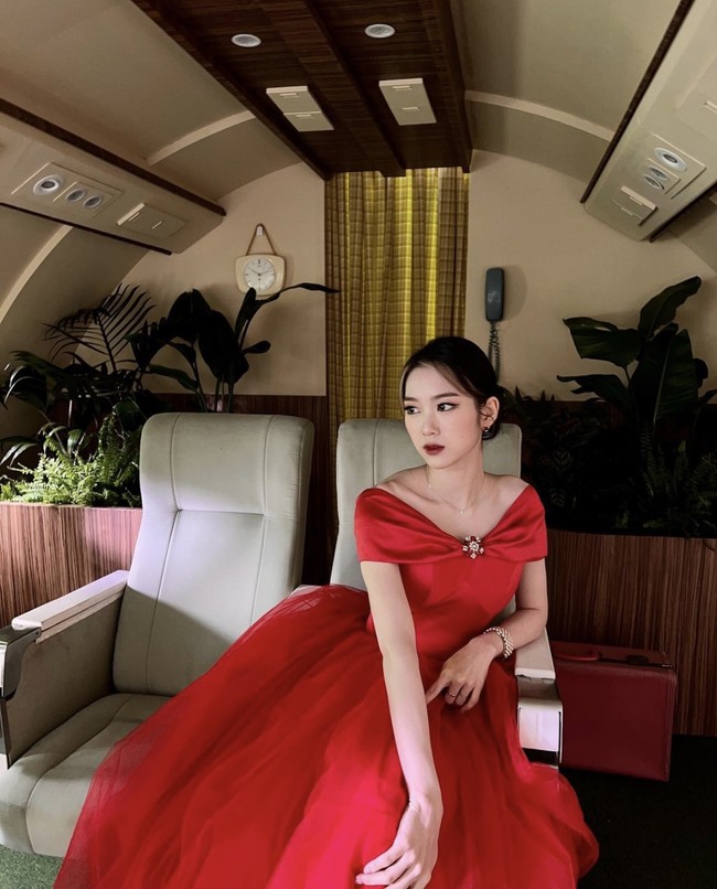 Lebih lanjut YouTuber Sojang menyebut Jiho pergi ke salon yang sama seperti Kim Shin Young. Sementara enam personel Oh My Girl pergi ke salon yang berbeda. Kim Shin Young dan Jiho pun diduga hanya menghabiskan malam Natal berdua. Foto: dok. Instagram @jihoa_f