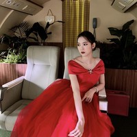 Lebih lanjut YouTuber Sojang menyebut Jiho pergi ke salon yang sama seperti Kim Shin Young. Sementara enam personel Oh My Girl pergi ke salon yang berbeda. Kim Shin Young dan Jiho pun diduga hanya menghabiskan malam Natal berdua. Foto: dok. Instagram @jihoa_f