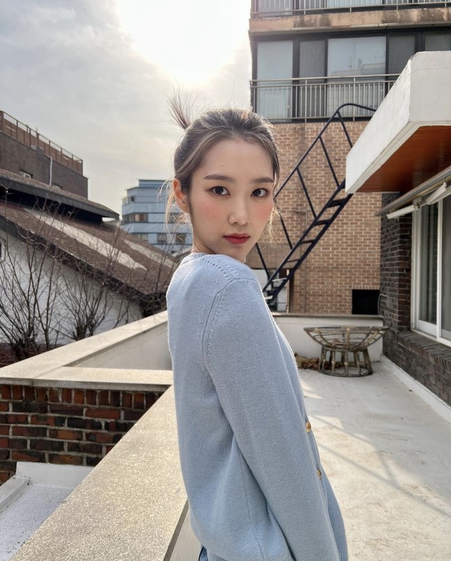 Idol 25 tahun itu pun menyampaikan terima kasih atas dukungan Miracle (sebutan penggemar Oh My Girl) lewat sebuah surat. Walaupun belum bisa mengungkap rencana ke depannya, Jiho berjanji akan bekerja keras dan membalas dukungan penggemar. Foto: dok. Instagram @jihoa_f