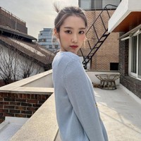 Idol 25 tahun itu pun menyampaikan terima kasih atas dukungan Miracle (sebutan penggemar Oh My Girl) lewat sebuah surat. Walaupun belum bisa mengungkap rencana ke depannya, Jiho berjanji akan bekerja keras dan membalas dukungan penggemar. Foto: dok. Instagram @jihoa_f