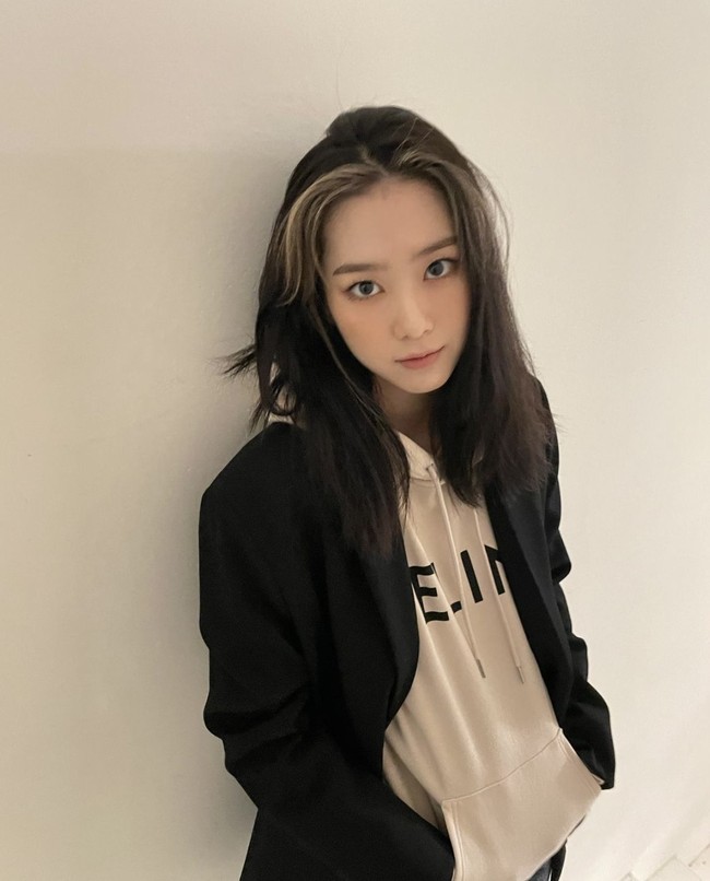 Rumor itu pun dibantah langsung oleh Kim Shin Young saat siaran di acara radionya pada Jumat (20/5/2022). Menurutnya rumor yang menyeret namanya dan Jiho sangat konyol. Dia pun meminta penggemar memberikan dukungan untuk Jiho yang memilih langkah baru setelah Oh My Girl.  Foto: dok. Instagram @jihoa_f