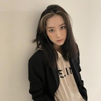 Rumor itu pun dibantah langsung oleh Kim Shin Young saat siaran di acara radionya pada Jumat (20/5/2022). Menurutnya rumor yang menyeret namanya dan Jiho sangat konyol. Dia pun meminta penggemar memberikan dukungan untuk Jiho yang memilih langkah baru setelah Oh My Girl.  Foto: dok. Instagram @jihoa_f