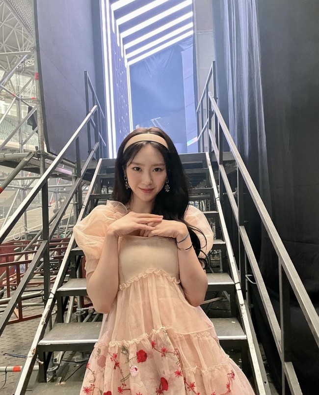 Namun baru-baru ini, Jiho digosipkan berpacaran dengan MC kenamaan Korea, Kim Shin Young. Hubungan sesama jenis itu pun disebut-sebut menjadi alasan Kim Jiho memilih hengkang dari Oh My Girl. Foto: dok. Instagram @jihoa_f