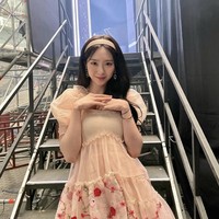 Namun baru-baru ini, Jiho digosipkan berpacaran dengan MC kenamaan Korea, Kim Shin Young. Hubungan sesama jenis itu pun disebut-sebut menjadi alasan Kim Jiho memilih hengkang dari Oh My Girl. Foto: dok. Instagram @jihoa_f