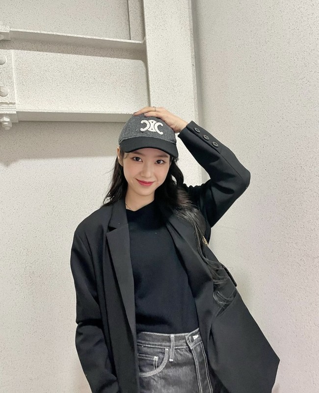 Tak hanya itu, Jiho disebut-sebut sering menyebutkan nama Kim Shin Young sebagai “Shin Ba” di bagian “thanks to” albumnya. Beredar pula foto-foto keduanya memakai barang couple mulai dari sepatu, baju, masker, gelang, hingga phone case. Foto: dok. Instagram @jihoa_f