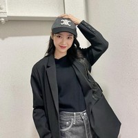 Tak hanya itu, Jiho disebut-sebut sering menyebutkan nama Kim Shin Young sebagai “Shin Ba” di bagian “thanks to” albumnya. Beredar pula foto-foto keduanya memakai barang couple mulai dari sepatu, baju, masker, gelang, hingga phone case. Foto: dok. Instagram @jihoa_f