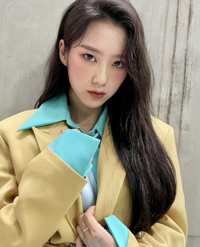 “Ya memang benar dia memakai pakaianku sekali. Tapi biarkan dia meminjamnya. Itu saja,” ungkap Kim Shin Young. Wanita 38 tahun itu tak menyangkal Jiho eks My Girl pernah meminjam bajunya hingga dituding memakai barang couple. Foto: dok. Instagram @jihoa_f