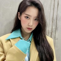 “Ya memang benar dia memakai pakaianku sekali. Tapi biarkan dia meminjamnya. Itu saja,” ungkap Kim Shin Young. Wanita 38 tahun itu tak menyangkal Jiho eks My Girl pernah meminjam bajunya hingga dituding memakai barang couple. Foto: dok. Instagram @jihoa_f