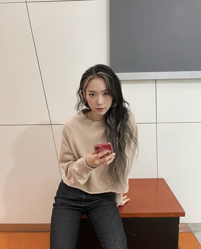 Jiho Oh My Girl mengumumkan keputusan mengejutkan pada Senin (9/5/2022). Vokalis dan visual Oh My Girl itu memilih hengkang dari grup dan tidak memperpanjang kontraknya bersama WM Entertainment. Foto: dok. Instagram @jihoa_f