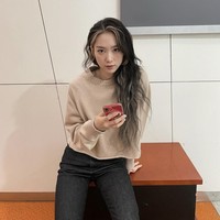 Jiho Oh My Girl mengumumkan keputusan mengejutkan pada Senin (9/5/2022). Vokalis dan visual Oh My Girl itu memilih hengkang dari grup dan tidak memperpanjang kontraknya bersama WM Entertainment. Foto: dok. Instagram @jihoa_f