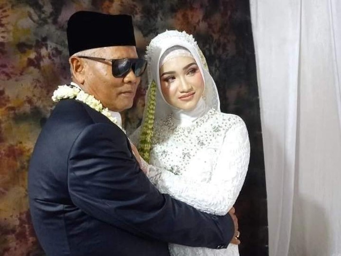 Juragan tanah usia 65 tahun menikah dengan wanita usia 18 tahun viral di media sosial. Juragan tanah usia 65 tahun menikah dengan wanita usia 18 tahun viral di media sosial.