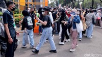 Allo Bank Festival 2022 mulai dipadati pengunjung. Kebanyakan dari mereka adalah para penggemar NCT Dream.