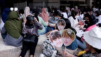 Para penggemar terlihat mengantre di depan pintu masuk Istora Senayan untuk bisa masuk ke venue.