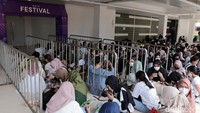 Meski NCT Dream baru tampil malam hari, tak sedikit NCTZen yang datang lebih awal agar dapat menonton aksi idolanya dari tempat terbaik.