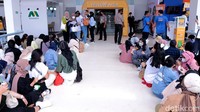 Sambil menunggu, para NCTZen saling bertukar souvenir. Satu sama lain berbincang meskipun tidak saling kenal.