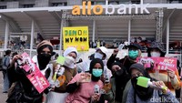 Penggemar NCT Dream berfoto di depan pintu masuk Istora Senayan yang menjadi lokasi digelarnya Allo Bank Festival 2022, Jakarta, Jumat (20/5/2022).