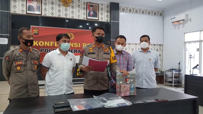 Kapolres Merangin Jambi AKBP Dewa Ngakan Nyoman saat menunjukkan barang bukti uang hasil investasi bodong