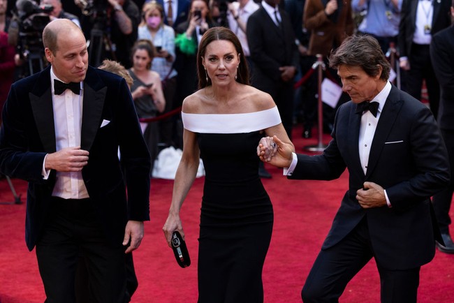 Kate Middleton pun tak menolak bantuan tersebut. Ia memegang tangan Tom Cruise  lalu naik tangga pelan-pelan mengingat kakinya  kurang bebas bergerak karena gaun yang ketat. (Foto: Getty Images/Dan Kitwood)