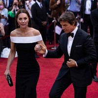 Kate Middleton pun tak menolak bantuan tersebut. Ia memegang tangan Tom Cruise  lalu naik tangga pelan-pelan mengingat kakinya  kurang bebas bergerak karena gaun yang ketat. (Foto: Getty Images/Dan Kitwood)