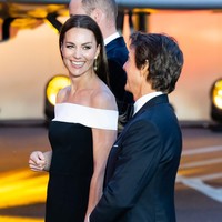 Ibu tiga anak ini juga menyempurnakan gayanya dengan sepasang anting chandelier berhiaskan motif bintang yang menjuntai. (Foto: Samir Hussein/WireImage)