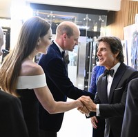 Dalam sebuah gala dinner bersama Pangeran William, wajah Tom Cruise juga sempat menuai komentar tidak menyenangkan. Banyak yang mengatakan bahwa pria 62 tahun itu hanya mengalami efek penuaan yang normal terjadi. Tapi tak sedikit yang menduga ia telah menjalani tindakan kosmetika.  Foto: Gareth Cattermole/Getty Images