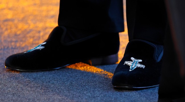 Pangeran William tampak gagah dengan setelan berjas velvet. Tidak ketinggalan sepatu senada yang dihiasi bordiran bergambar pesawat tempur. (Foto: Getty Images/Max Mumby/Indigo)