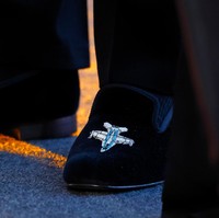 Pangeran William tampak gagah dengan setelan berjas velvet. Tidak ketinggalan sepatu senada yang dihiasi bordiran bergambar pesawat tempur. (Foto: Getty Images/Max Mumby/Indigo)