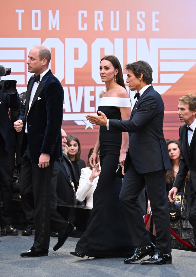 Kate Middleton dan Pangeran William dipandu Tom Cruise berjalan di karpet merah untuk menemui para pemeran lain.  (Foto: WireImage/Karwai Tang)