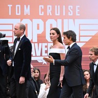 Kate Middleton dan Pangeran William dipandu Tom Cruise berjalan di karpet merah untuk menemui para pemeran lain.  (Foto: WireImage/Karwai Tang)