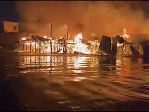 Kebakaran Besar Melahap Pemukiman di Pelabuhan Filipina