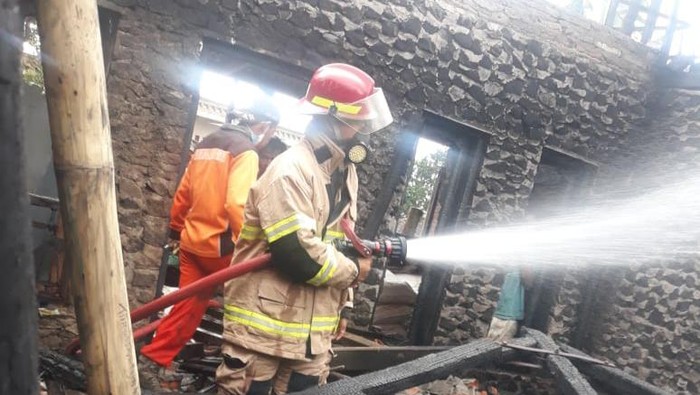 Proses pendingan rumah warga Boyolali yang terbakar, Jumat (20/5/2022).
