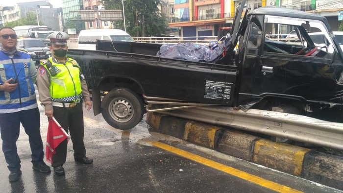 Kecelakaan di Tol Dalam Kota picu kemacetan (Twitter TMC Polda Metro Jaya)