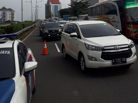 Kecelakaan di Tol Dalam Kota picu kemacetan (Twitter TMC Polda Metro Jaya)