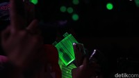 Sebelum NCT Dream tampil, penggemar terlebih dahulu disuguhkan oleh video-video klip yang ditampilkan di atas panggung. Sontak, para penggemar membuat Istora Senayan bergemuruh karena mereka dengan kompak menyanyikan lagu yang dibawa idola mereka.
