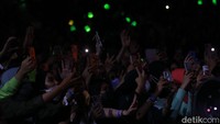 Terlihat dari aksesori yang mereka yang dibawa seperti kipas, bando, hingga lightstick berwarna hijau dengan nuansa NCT.