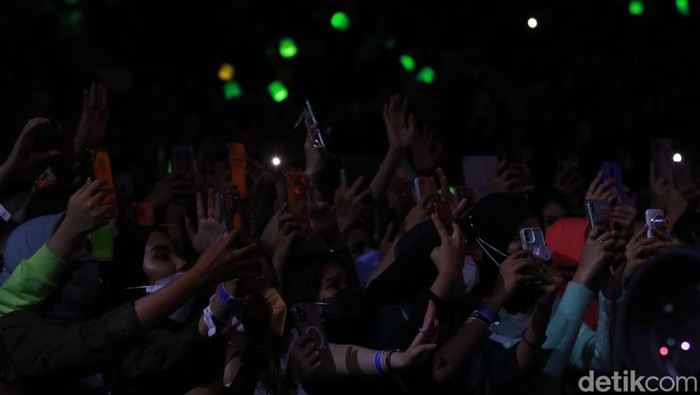 Kemeriahan Fan NCT Dream, Bikin Istora Senayan Bergetar Boyband asal Korea Selatan, NCT Dream, tampil dalam Allo Bank Festival 2022, di Istora Senayan. Penggemar pun menyambut dengan antusias, Jumat, 20/5/2022.
