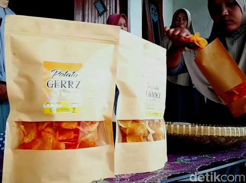 Keripik kentang renyah olahan petani Desa Pandansari, Brebes, Kamis (19/5/2022).