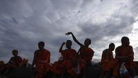 Mereka tampak ceria saat memberi makan burung.