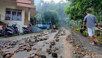 Akibatnya, sejumlah warga mengungsi ke tempat yang lebih aman. Meski begitu diketahui para pengungsi kini sudah pulang ke rumah masing-masing.