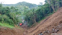 Sementara itu, akses di daerah tersebut tampak masih tertutup material banjir dan longsor. Kondisi tersebut membuat warga yang ingin ke Kantor Kalurahan Kalirejo maupun Kantor Kapanaewon Kokap, harus memutar sejauh 5 km.