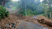 Adapun untuk akses jalan yang tertutup material longsor belum terlihat adanya upaya pembersihan. Menunggu alat berat dari Pemerintah Kabupaten Kulon Progo.