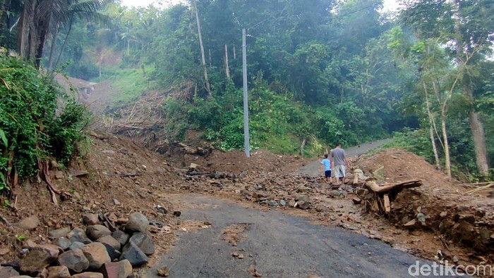 Banjir bandang melanda Dusun Plampang II, Kabupaten Kulon Progo, Yogyakarta. Akibatnya, akses jalan di daerah itu tertutup material banjir dan longsor.