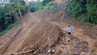 Penampakan jalan di Dusun Plampang II, Kalurahan Kalirejo, Kapanewon Kokap, Kulon Progo, Yogyakarta, yang tertutup material longsor, Jumat (20/5/2022).