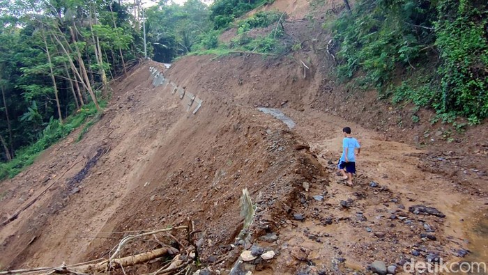 Kondisi Jalan di Kulon Progo yang Tertutup Material Banjir-Longsor Banjir bandang melanda Dusun Plampang II, Kabupaten Kulon Progo, Yogyakarta. Akibatnya, akses jalan di daerah itu tertutup material banjir dan longsor.