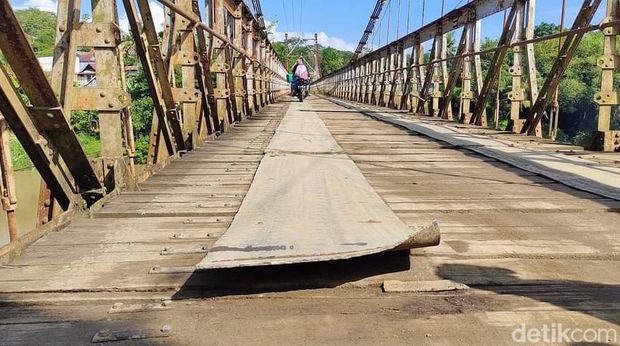 Kondisi Jembatan Pacongkang, Soppeng yang kian mengancam keselamatan pengendara.