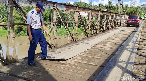 Kondisi Jembatan Pacongkang, Soppeng yang kian mengancam keselamatan pengendara.