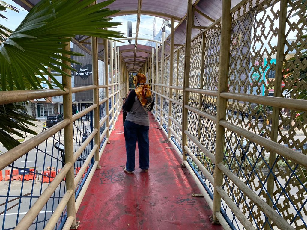 Kondisi JPO di dekat Margonda Residence, Depok yang rusak. Kini atap JPO tersebut telah lepas. Jumat (20/6/2022).