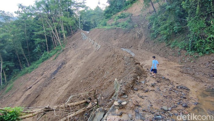 Kondisi lokasi banjir bandang dan tanah longsor di Dusun Plampang II, Kalurahan Kalirejo, Kapanewon Kokap, Kulon Progo, Jumat (20/5/2022).