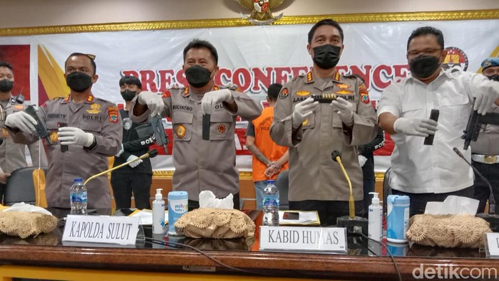 Konferensi pers pengungkapan senjta api ilegal jenis UZI di Polda Sulut (detikcom/Trisno Mais)