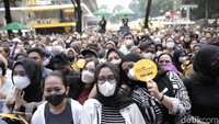 Fans pun seolah tak peduli basah-basahan, mereka buka payung dan tetap menyaksikan Kunto Aji manggung. (Foto: Hanif/detikcom)